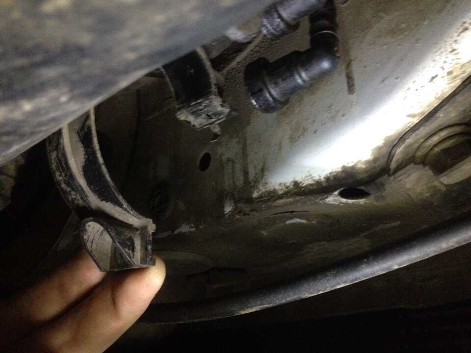 Отогнутый вниз хомут-фиксатор. Фильтр уже извлечён.