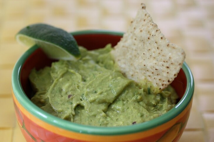 
Гуакамоле – соус из перетертых авокадо, томатов, соль и лимонный сок.
