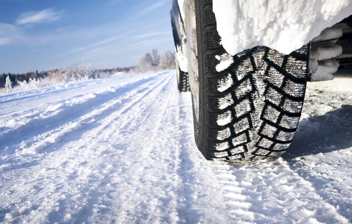 Зимние шины обеспечивают должное сцепление с покрытием, в том числе снегом и льдом, гарантируют минимальный тормозной путь и прочие характеристики, которые необходимы для безопасной езды.