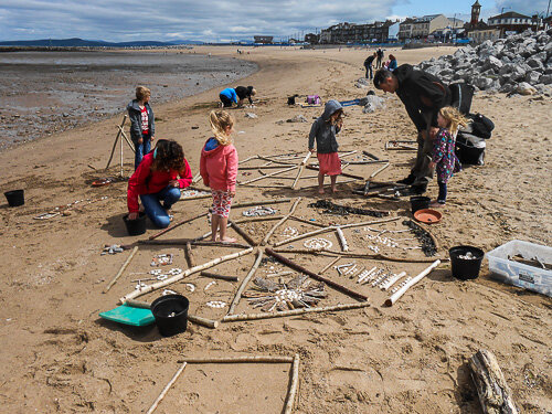 Занятия лэнд-артом с детьми на берегу 
