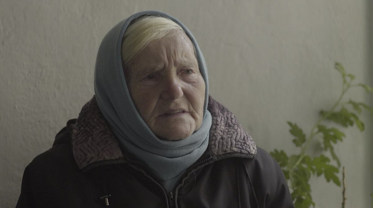 ЦИТАТНИК ФИЛЬМА
 - Гаварылі, што прыехаў чалавек да  сповядзі. А хазяйка, каторая там была, кажа не ехаць уночы. Гэта было  позна ўночы. Ну, кажа, я не магу – вдруг чалавек умрэ? Кажа, я ж буду  тады атвячаць. І не паслухаў хазяйкі - паехаў. Калі прыехаў у  Расальшчыну, яны завялі яго - у нейкую камору закрылі. І там быў  хлопчык. Сын гэтага хазяіна. Усё гэта чуў. Ён прасіўся, казаў, што  выпусціце мяне, я вам грошай дам. Но ніхто яго не выпусціў. Яго сільно  мэнчылі. Вочы, казалі, выкалывалі. На смерць замучылі. А гэта дзіця на  раніцу пайшоў пасвіць каровы і расказаў людзям, што ксяндза замучылі ў  іхнай каморцы. Ну, тады я ўжо не знаю, як яго хавалі.
 
 - Дзядзька ездзіў забіраць брата,  расказваў такое: што як прыехаў забіраць, там быў такі падвал, было  такое - цэлы падвал набіто людзей. Свайго брата шукаў у тым падвале.  Гаварыў - во па стока, па костачку, крыві стаяла ў тым падвале. Пака яго  найшоў. А найшоў ён па тым, што ў яго, як выязджаў з дому - палаценца  было. Жонка даўшы вышыванае. І былі рукі звязаныя тым палаценцам. І вот у  тых трупах дзядзька найшоў свайго брата. І прывёз сюды. І нельзя ж было  пахаваць яшчэ, паціху хавалі. Толькі ўжо як везлі сюды да касцёла,  разрэшыўшы ўжо былі пад касцёлам пахаваць. То ўжо немцы ішлі - толькі  шапкі здымалі. Войско наступало. (Размова ідзе пра Ашянскую турму, дзе  трымалі “палітычных”. Падчас Другой Сусветнай вайны, калі савецкія  войскі адступалі, супрацоўнікі “органаў” знішчылі вязняў).
 
