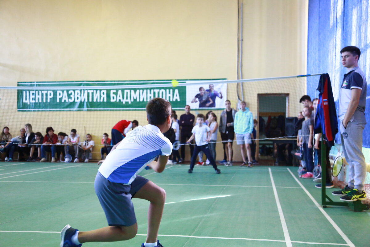 Юные лениногорцы с успехом отбивают волан. Фото: Сергей Трусов.