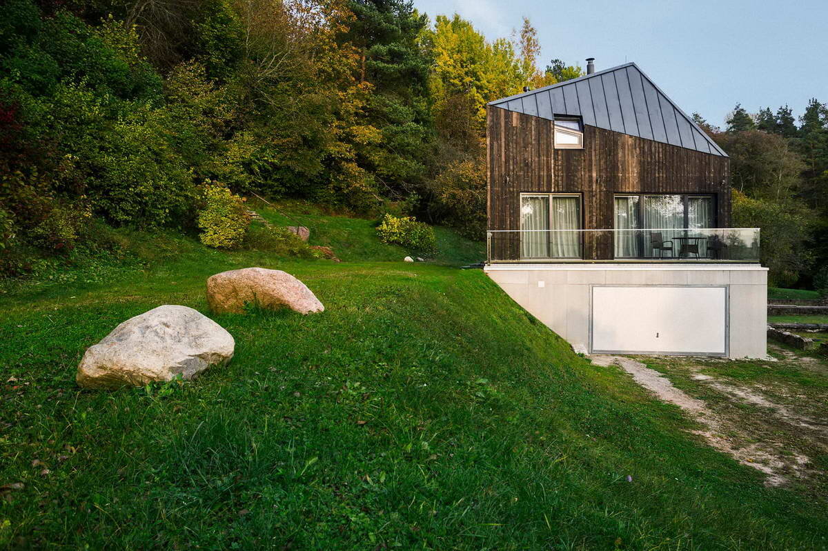 тини хаус на колесах внутри. мужчина на фоне загородного дома. дом американской семьи. домик на воде. дом паром.