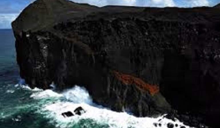 Остров Суртсей, Исландия. В 1963 году в Исландии произошло извержение вулкана, из-за чего сформировался остров. Ученые из разных стран начали проводить эксперименты. Теперь остров можно посетить только с научными целями, а для туристов он закрыт.