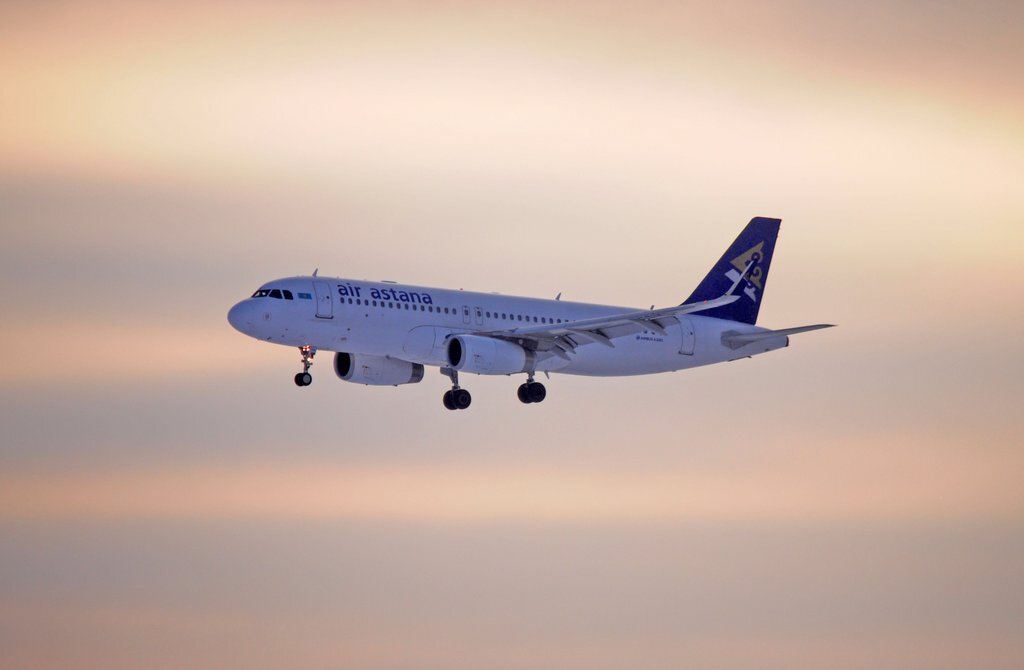  По сравнению с недавно посещенными Екатеринбургом, Тюменью и Пермью, в наших сибирских городах снег уже лег и вряд ли уже растает до весны. Так, что привет теперь подбеленным подсвеченным пузам, снежным вихрям и деайсингу. Намедни, флайтрадар выставил в плане прилета ЭйрАстаны в Омск А320, так как это событие не весьма частое решил сгонять, да к тому же и вместо чистого А320, может и А320НЕО заглянуть в гости.

