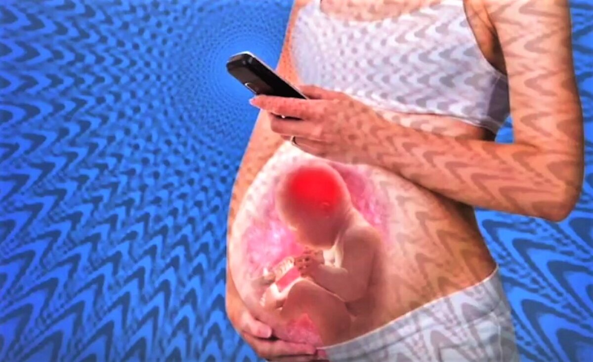 Впервые плод подвергается воздействию излучения от смартфона в утробе матери.  