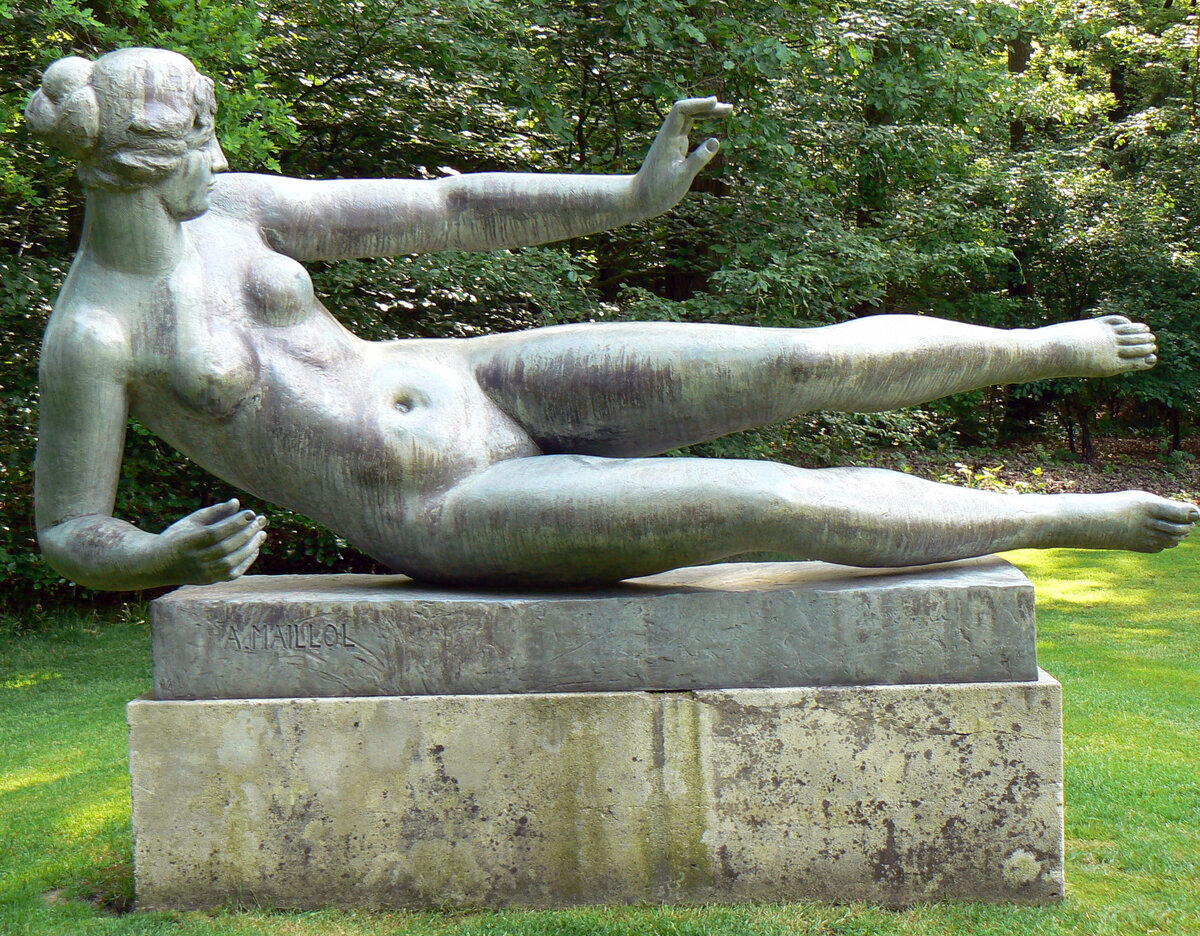 Скульптура Аристида Майоля "Воздух". Установлена в саду "Карусель" в 1964 году.