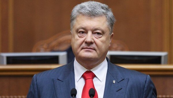  
 Заместитель главы Общественной палаты Крыма Александр Форманчук пояснил, почему президент Украины Пётр Порошенко на 60 суток ввёл в стране военное положение. Об этом сообщает РИА Новости. "У Порошенко нет уверенности в победе на выборах (президента на Украине в марте 2019 года), он даже может не выйти во второй тур. В связи с этим ему важно, чтобы Вашингтон сделал ставку только на него, назначил его главным на этих выборах. Эти моменты определяют тактику его поведения.В случае необходимости Порошенко сможет продлить сроки военного положения, чтобы вовсе отменить выборы и оставаться на своем посту.Он запросил Верховную раду Украины на 60 дней о введении военного положения. И сохранять напряженность в обществе: в случае необходимости, продлить его и просто снять тему выборов с повестки дня. Но главное — это убедить США, что лучшего президента на Украине сегодня нет для использования плацдарма борьбы с Россией", - сказал Форманчук. 