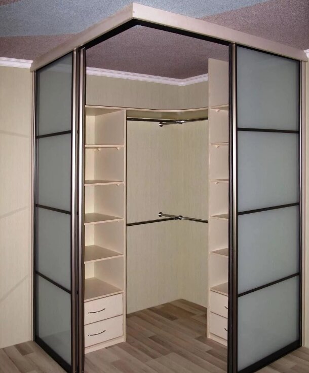 Угловой шкаф