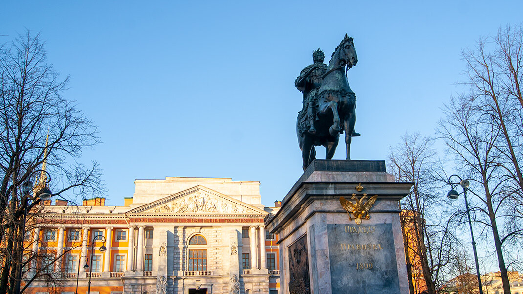 Памятник перед михайловским замком. Памятник Петру 1 в Санкт-Петербурге у Михайловского замка. Памятник Петру 1 у Михайловского замка. Памятник Петру i у Михайловского замка в Петербурге. Памятник Петру у Михайловского замка.