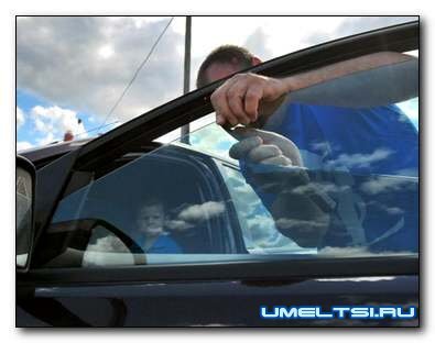  
Для тонировки автомобильных стекол своими руками нужны определенные навыки, но в первую очередь – аккуратность и сноровка. Она вполне реально делается самостоятельно, однако впервые тонировать стекла лучше, пригласив помощника.
