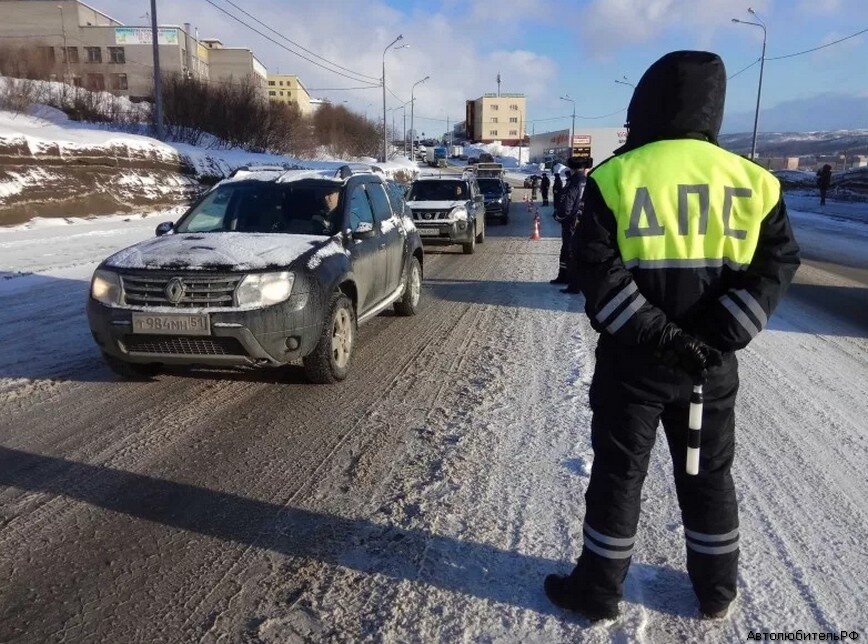 Зимний дпс. ДПС зимой. ГИБДД зимой. Рейд ГИБДД зима. Сотрудник ДПС зимой.