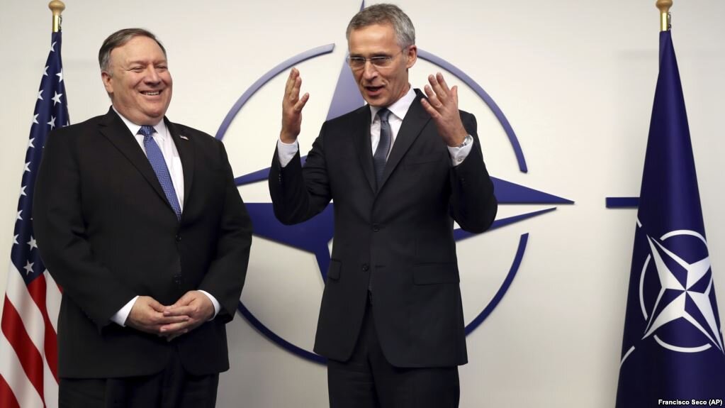 Майк Помпео (слева) и Йенс Столтенберг беседуют перед встречей с министрами в штаб-квартире НАТО в Брюсселе, 4 декабря 2018