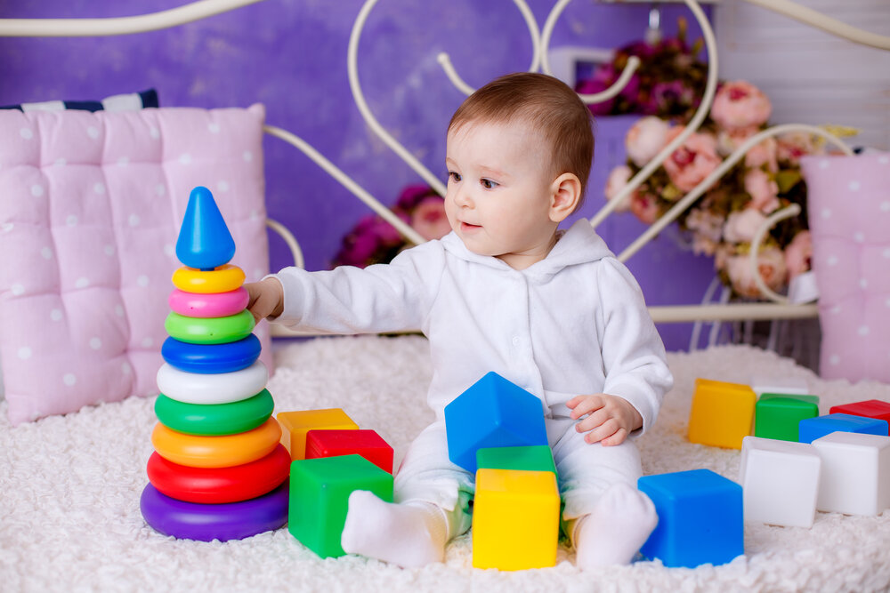 Сенсорное развитие детей 1 года. Развивающие игры для детей. Игрушки для малышей. Игрушки для малышей до года. Пирамидка для детей.