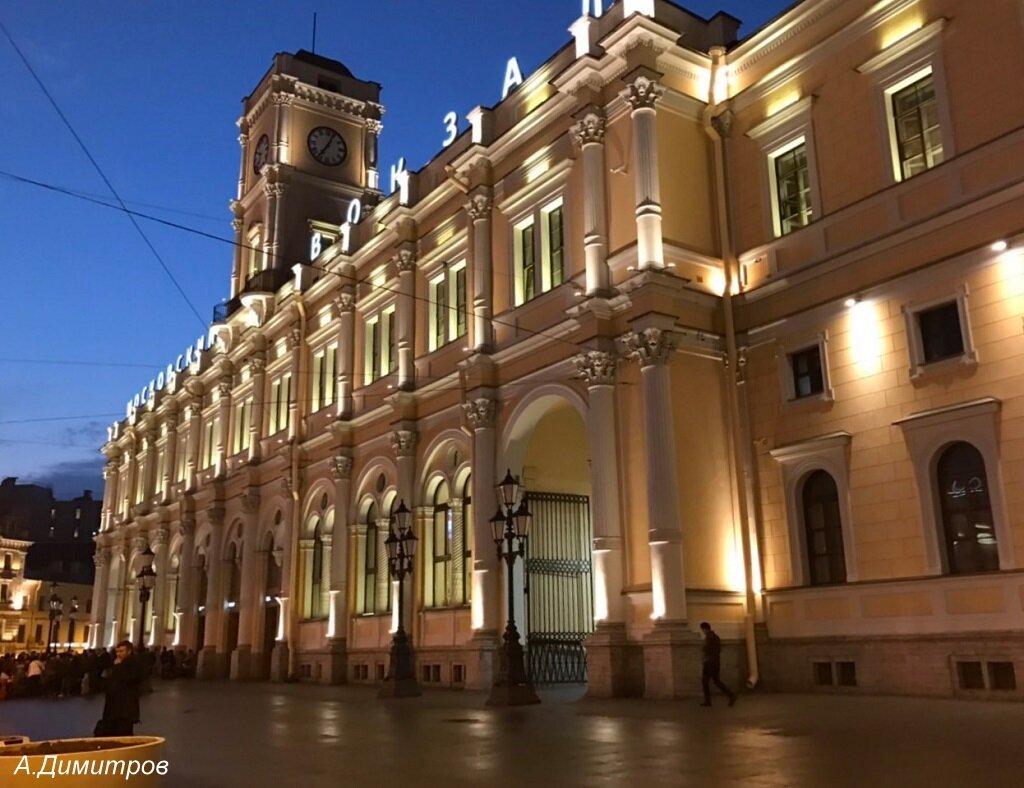 Московский вокзал ранним утром