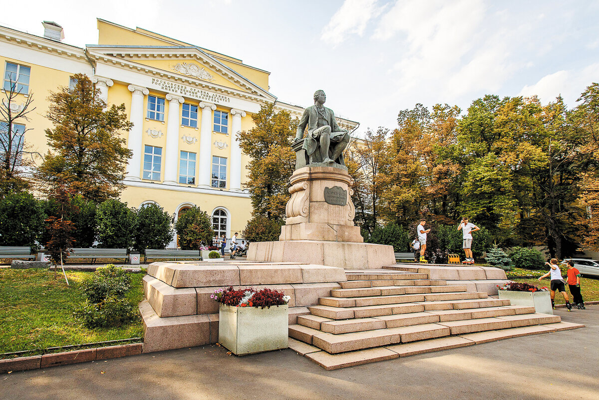 Ломоносов произведение памятник. Памятник Ломоносову (Москва, воробьёвы горы). Памятник Ломоносову МГУ Факультет журналистики. Ломоносов Михаил Васильевич памятник в Москве МГУ. Памятник Ломоносову (Москва, Моховая улица).