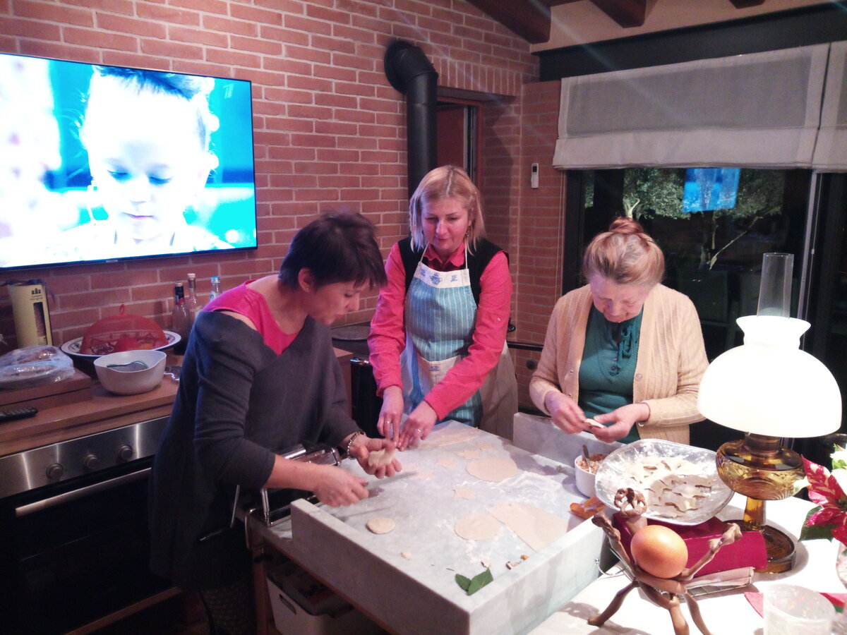 Женщины лепят, мужчина фотографирует. Слева направо - Марина, Катерина, Лидия Михайловна