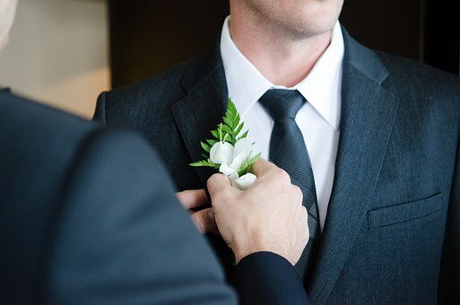 К сожалению, часто невесты сосредотачиваются на своем образе  для свадебного дня и помогают будущему мужу с его костюмом по остаточному принципу. Это, очевидно, не честно и не разумно.-2