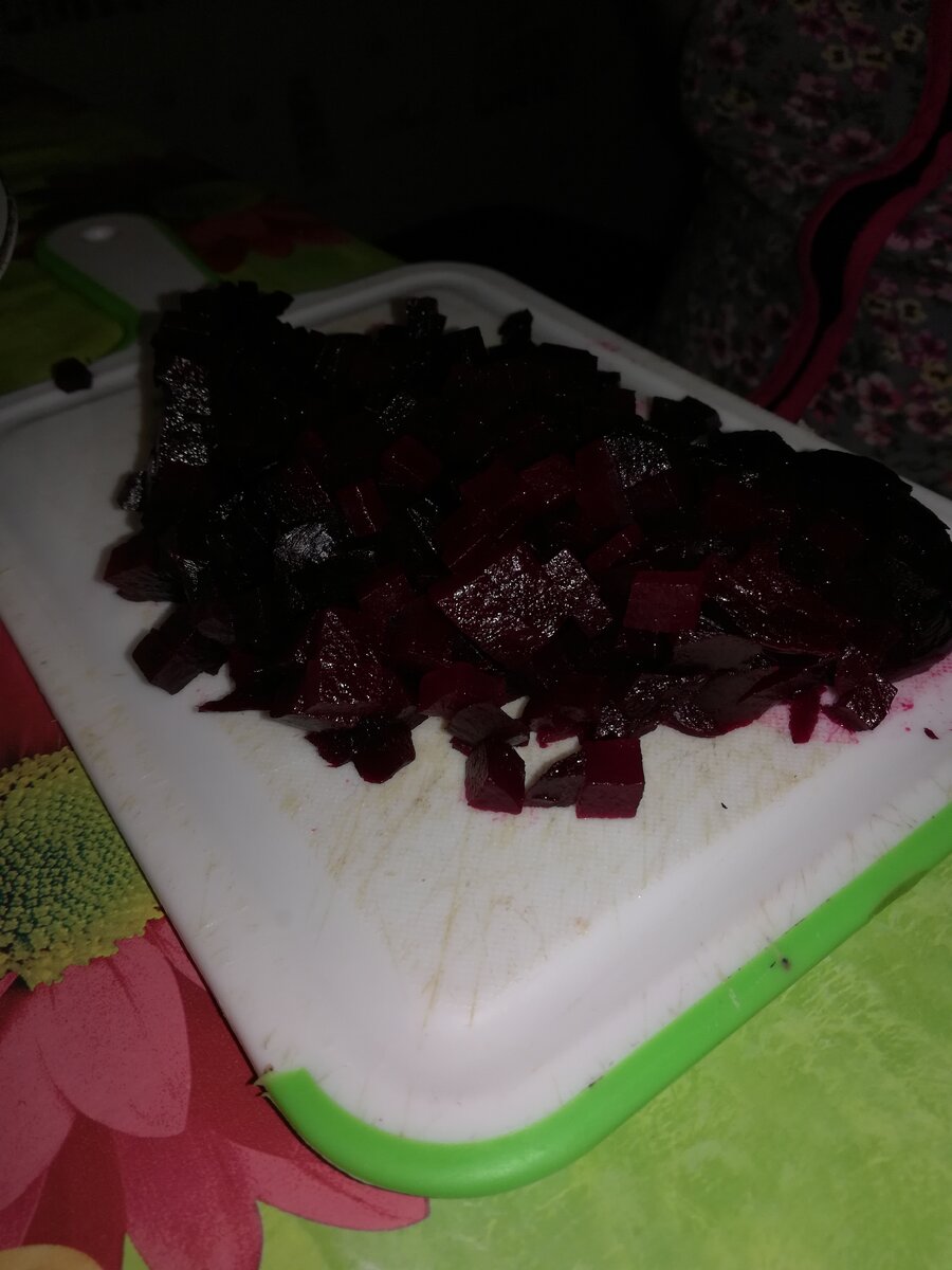Режем кубиками свеклу