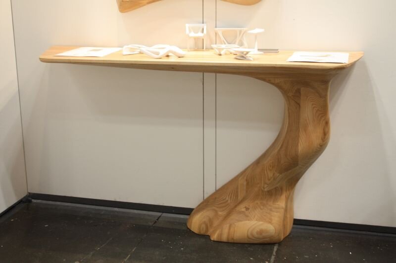 Шалость стол из Amorph можно смело назвать произведением искусства, . Он создан с использованием передовых технологий, и в результате получается очень скульптурный стол с бесшовными, органическими линиями. Стол изготовлен из древесины ясеня и доступен с естественным окрашенным или полуглянцевым покрытием.