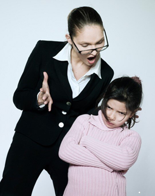 Я сама мама и мои дети точно так же учатся в этой школе у этих учителей. И им приходится сложнее, с них больше спрашиваю. Я придя домой в 18 часов, нахожу время приготовить ужин и сделать с ними уроки. Это ваш ребенок и нести за него ответственность должны вы. Обязанность его воспитывать лежит не на детском садике, не школе, а на РОДИТЕЛИ! Школа должна научить, если вы дома позволяете себе ругаться, разговариваете матом, не объясняете детям, что хорошо или плохо, что старших надо уважать, не стоит ожидать что ваш сын или дочь, вырастут вежливым и добрым человеком. Подумайте – это вернется к Вам. Я не раз видела ролики, выложенные в интернет детьми, как учителя ругаются и налетают на учеников.
Конечно, это не профессионально и неправильно, но почему нигде не выложено, почему это происходит? Как заслуженный учитель с огромным стажем дошел до такого.
Это мое чисто субъективное мнение. Буду рада увидеть Ваши комментарии и истории.