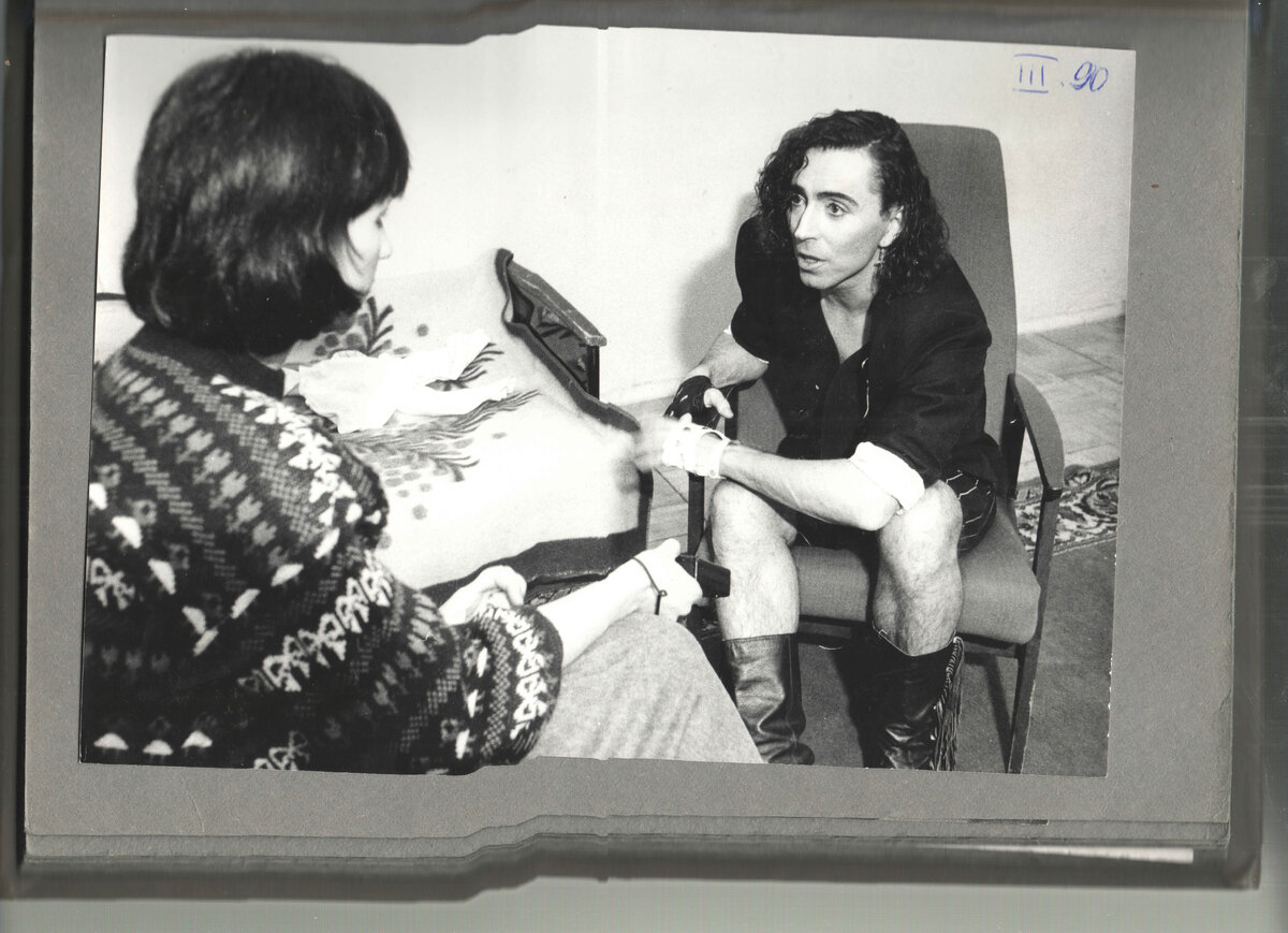 Своими вопросами челябинская журналистка умела "раздеть", буквально, до трусов самого звездного артиста. Перед Лидией Садчиковой ёрзает Валерий Леонтьев