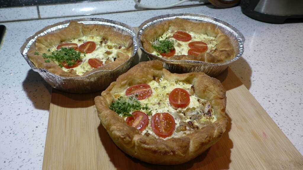 Дорогие друзья. Предлагаю вам приготовить мини-киши с курицей. Они прекрасно подойдут на завтрак или обед. Готовятся они очень легко, а получаются на столько вкусными, что хочется повторить снова и снова.