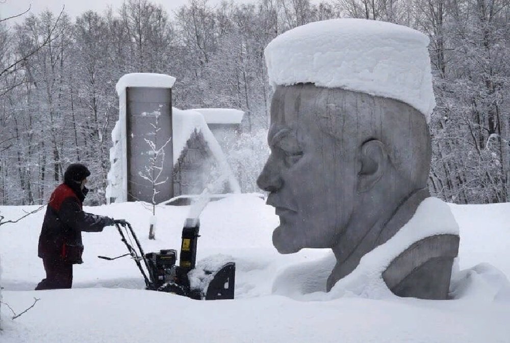 Уборка снега в Петербурге. Фото ТК "Лопата Беглова"