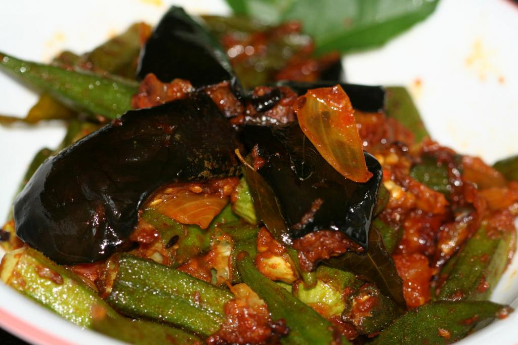 Очень ароматная, вкусная закуска, которая достойна вашего внимания – соте из баклажан. Чтобы разнообразить летнее меню, стоит приготовить это потрясающе нежное и красивое блюдо. Наверное, у каждой хозяюшки есть особенный рецепт приготовления соте. Я вам расскажу свой, надеюсь, он Вам придется по вкусу.