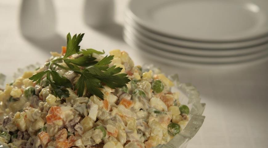 Салат "Столичный" с курицей в классическом варианте.