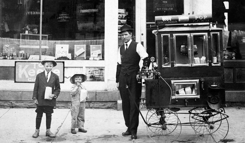 Уличный торговец продает попкорн детям в Иллинойсе в 1912 году. Source: Kirn Vintage Stock / Corbis