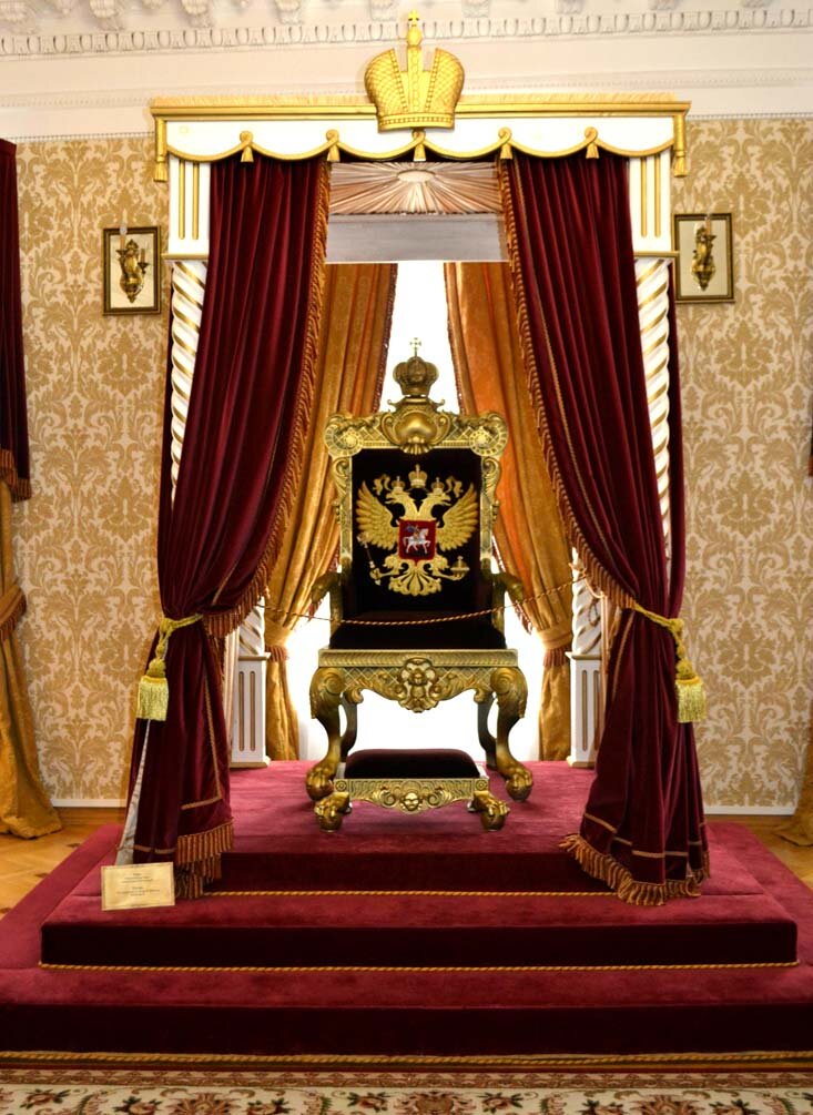 На фотографии трон, подобный Пермскому, только без портрета императрицы.