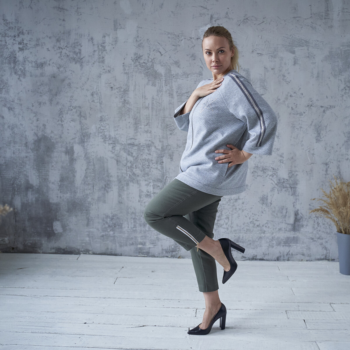 Джинсовые брюки с высокой посадкой, застежка молния и пуговица, по спинке резинка. Прорезные карманы, в нижней части брючины имеются функциональные молнии. Представлены в цвете хаки и бежевом цвете. 