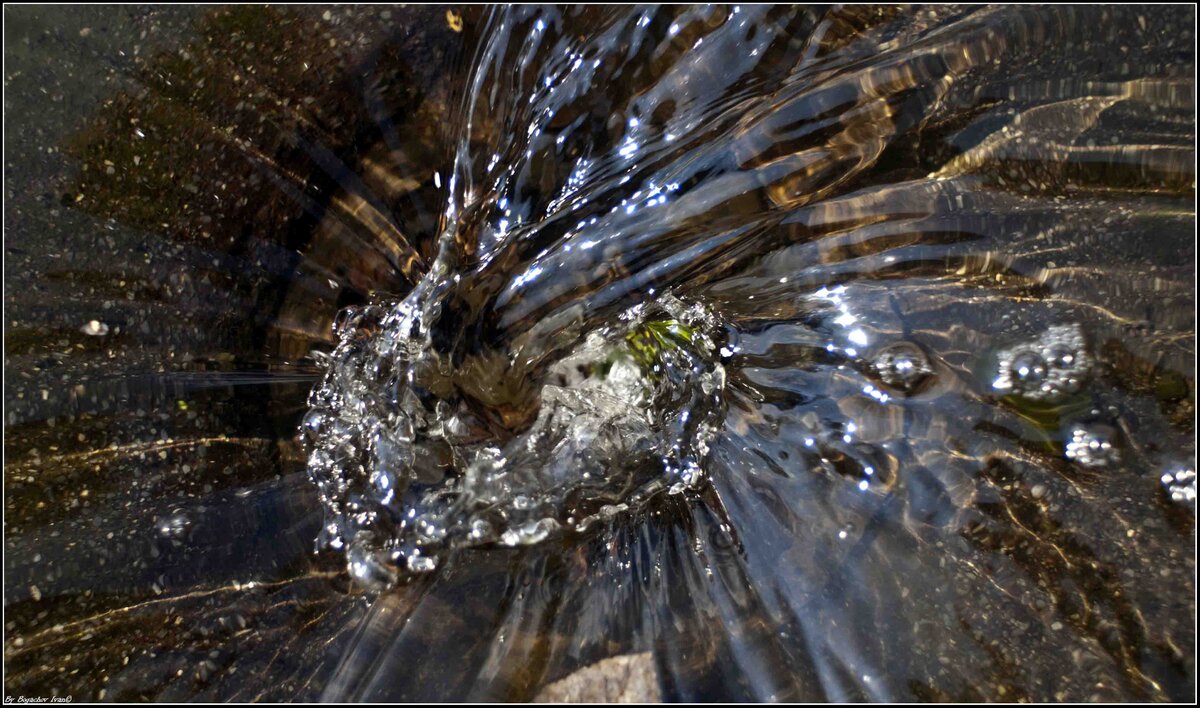 Следующая вода. Жесткая вода. Мягкая вода. Пушистая вода. Жесткая вода картинки.