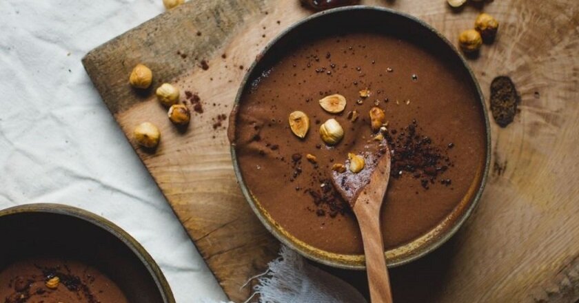 Различные каши — лучший вариант завтрака, заряжающий организм энергией и дающий силы на весь день. Поэтому они должны быть легкими и в то же время питательными. Тем, кто не употребляет молочных продуктов, придут на выручку рецепты постных или веганских каш. С удовольствием делимся одним из таких способов приготовления. 
В основе блюда — турецкий горох, или нут — полезная бобовая культура, отличающаяся деликатесным ореховым вкусом. В сочетании с другими ингредиентами              
        получается весьма интересно. Натуральное растительное молоко можете взять любое другое, не обязательно миндальное. 