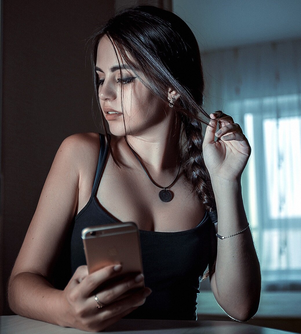 О женщина. Парень с завязанными глазами. Девушка интрига. Женщина с повязкой на глазах. Девушка в очках.