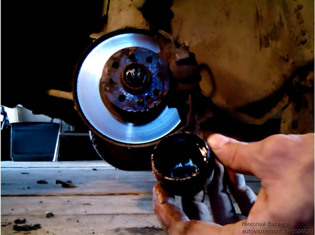 Проверяем наличие смазки в колпачке