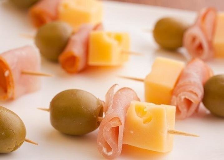 Канапе на шпажках с сыром и оливками