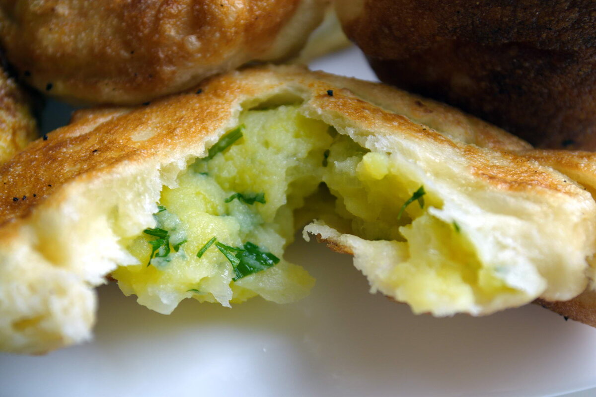 маленький пирожок 7 букв. пироги в ассортименте. пирожки на тарелке. булки ватрушки сочники. сомиса пшриш.