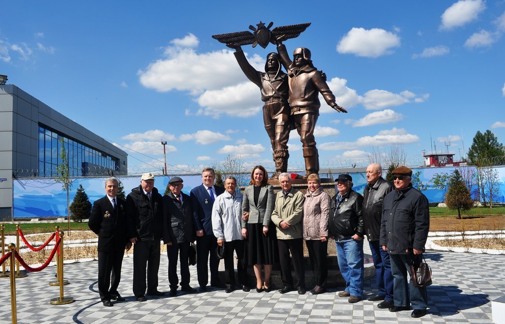  В рамках предстоящего празднования 90-летия Омского аэропорта 15 мая 2019 года на привокзальной площади состоялось открытие памятника «Летчик и техник», символизирующего боевую и трудовую доблесть авиаторов, их верность долгу, жертвенность во имя Отечества.   