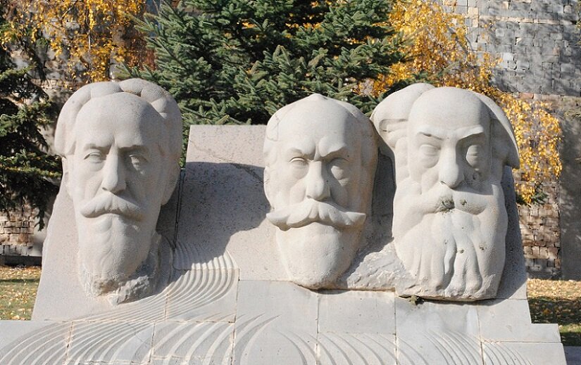 Около музея братьям Орбели стоит памятник (скульптор А. Овсепян). Фото: materiki.ru.