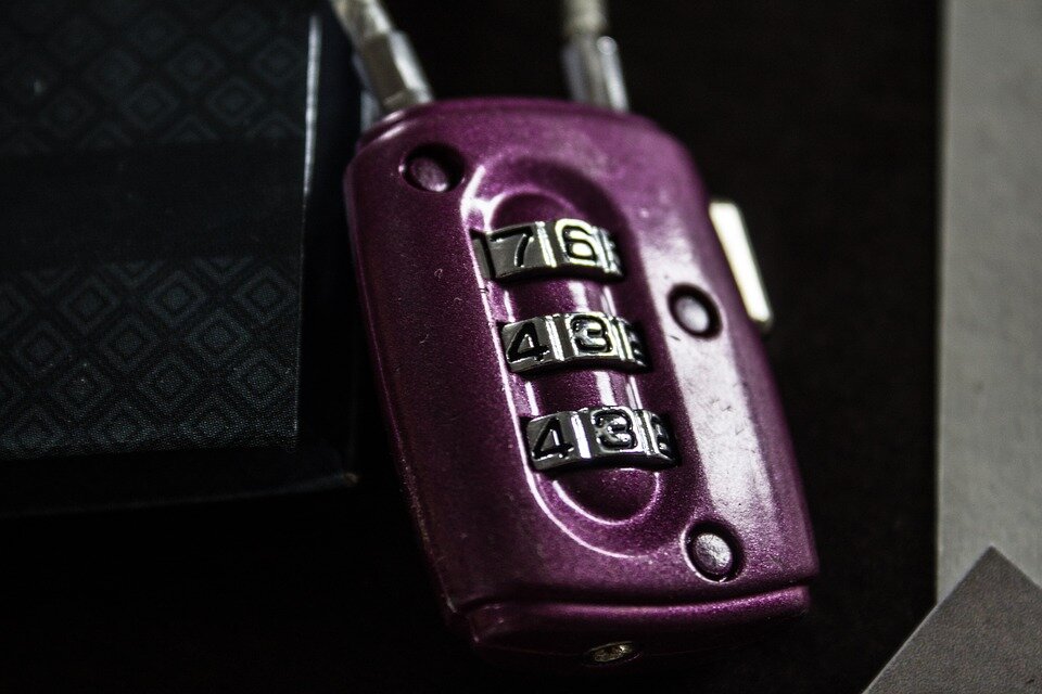 Популярной квест игрой считается побег из комнаты. Обычно там нужно найти ключ.