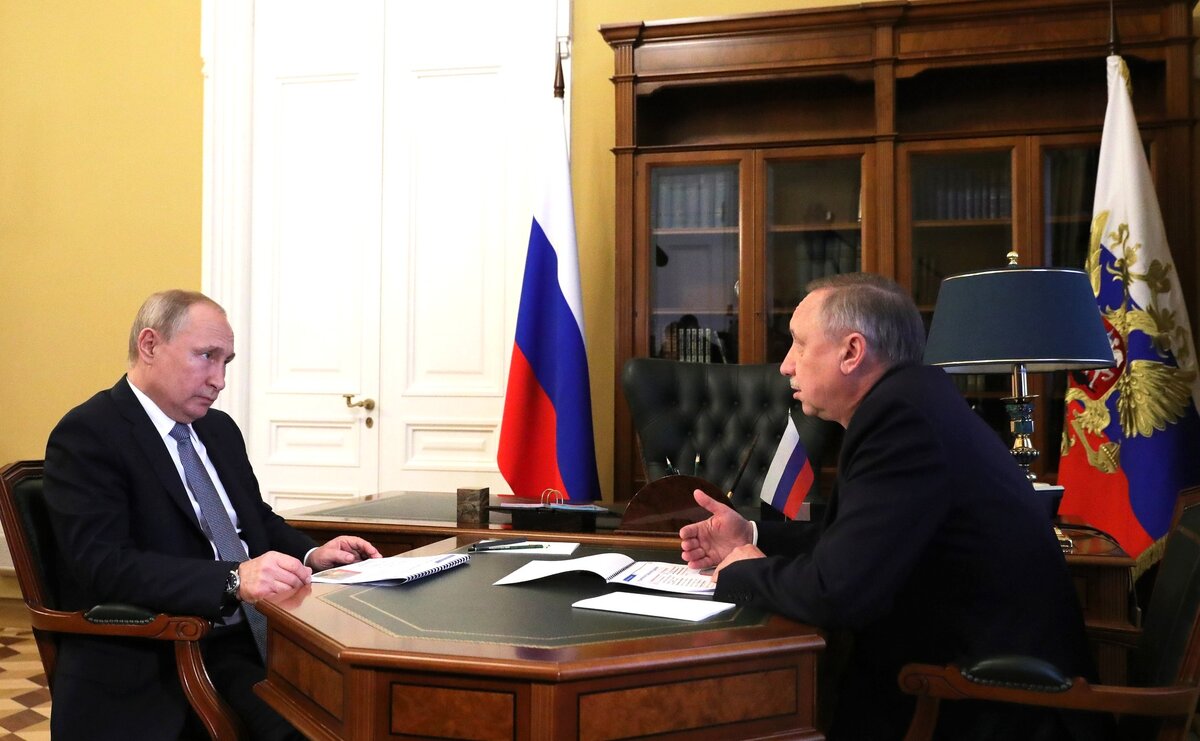 Владимир Путин (слева) и Александр Беглов договорились о введении упрощенного въезда туристов в Петербург / Фото: Kremlin.ru