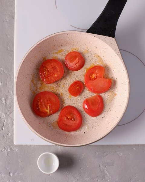 Как приготовить яичницу с помидорами?