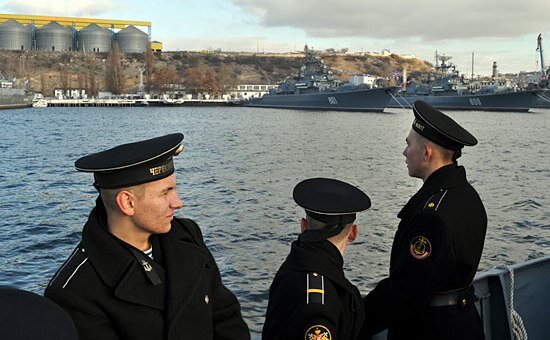 Это распоряжение коснулось и морского флота, так что в 2017 году матросы будут драить палубу и не только на протяжении всего 365 дней, что в 3 раза меньше, чем отслужил, например, дедушка юного моряка. 