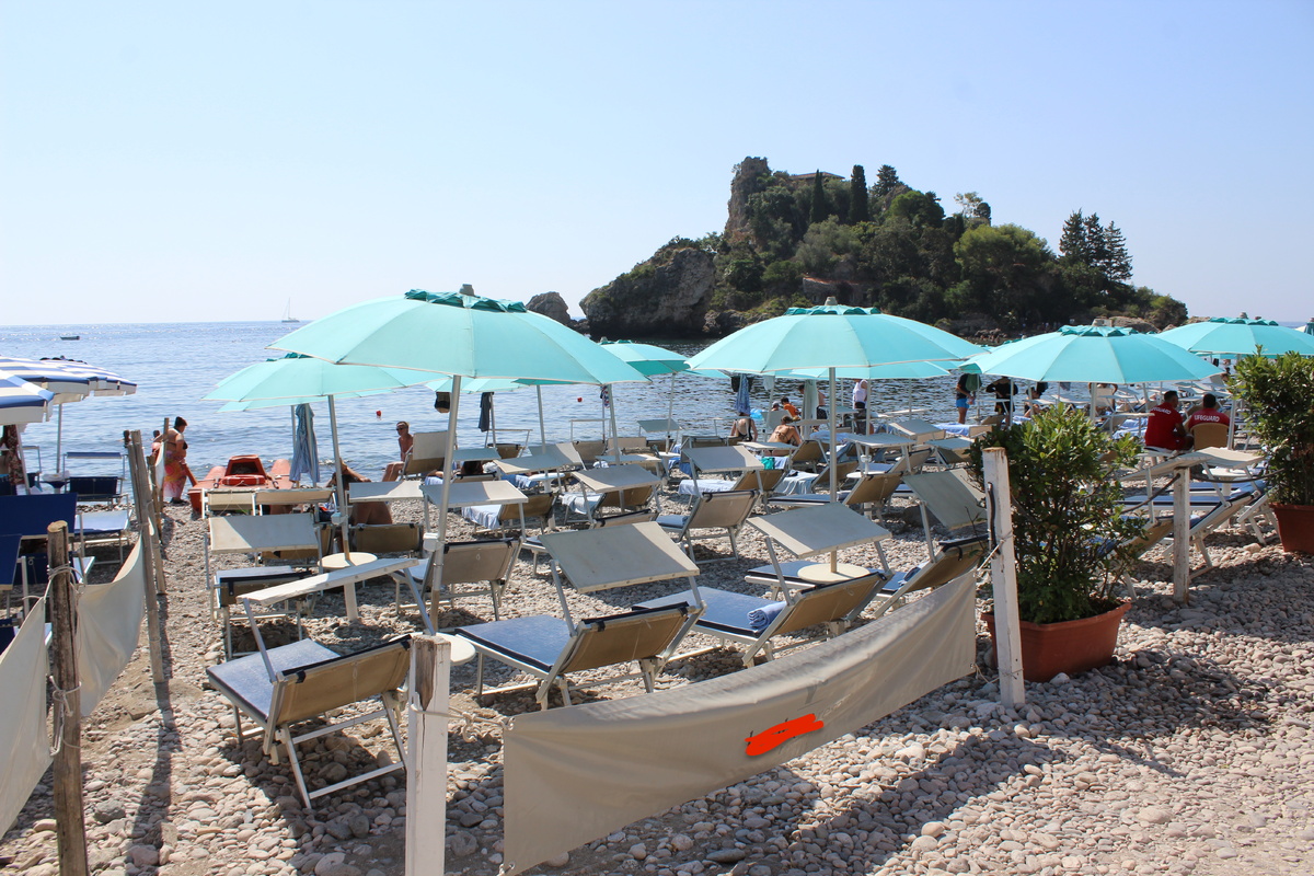 Платная часть пляжа. Фото является собственностью автора.