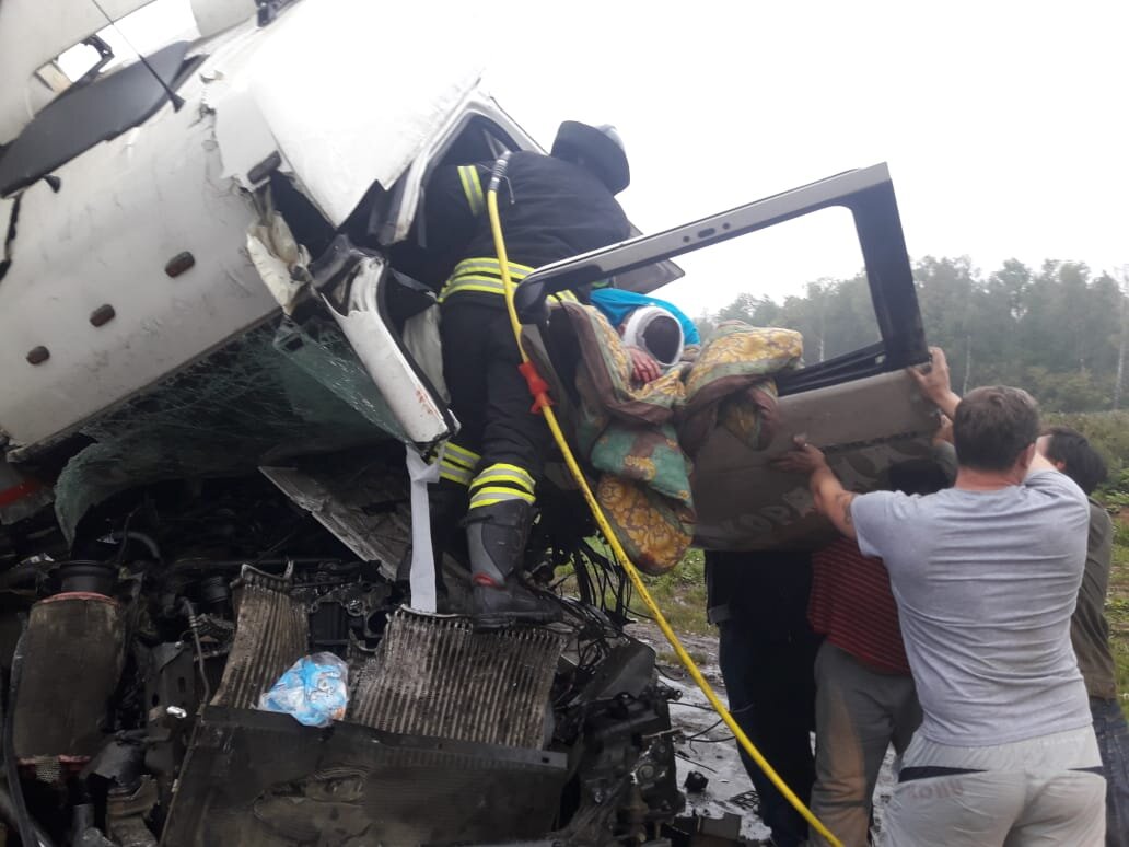Деблокировка пострадавшего в ДТП  17 августа на пересечении участка  дороги А-107 с Каширским шоссе спасателями 214 пожарно-спасательной части Ленинского территориального управления Романом Михеевым, Алексеем Наумовым и водителем спасателем Николаем Титовым. Василий Филипенко, 
старший эксперт по ВР и работе со СМИ Ленинского ТУ
