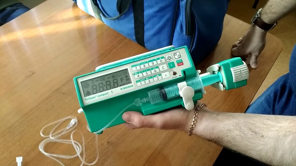 Дозатор шприцевой или инфузомат. https://www.youtube.com/watch?v=FLGVS023ErA