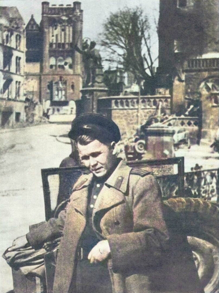 Специальный корреспондент, поэт редакции газеты «Красноармейская правда» подполковник Александр Трифонович Твардовский (1910 — 1971) в Кенигсберге после боев за город. Апрель-май 1945 г.