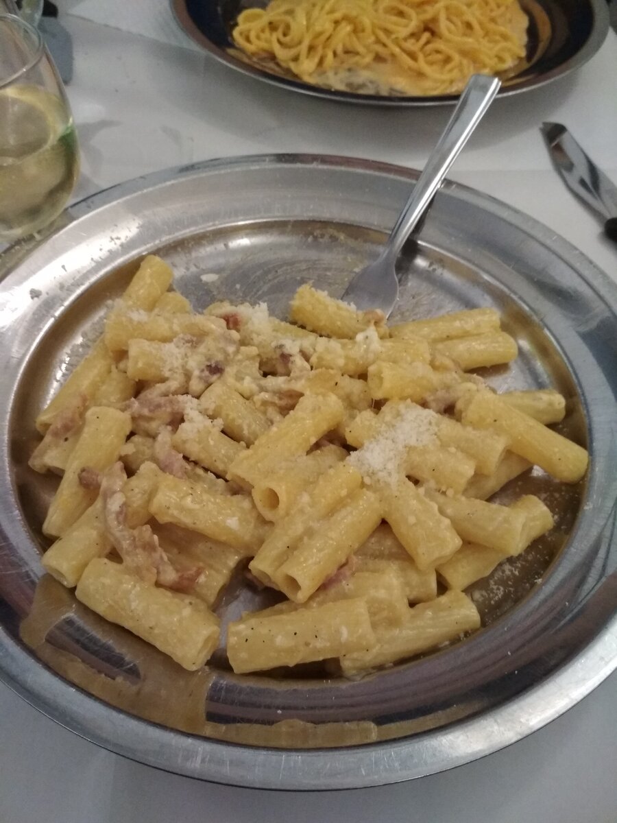 Паста Карбонара в Италии - совсем не похожа на её адаптации в России, домашняя Карбонара в Италии - это жареная свиная щека и никаких сливок: блюдо очень жирное и с непривычки может разочаровать